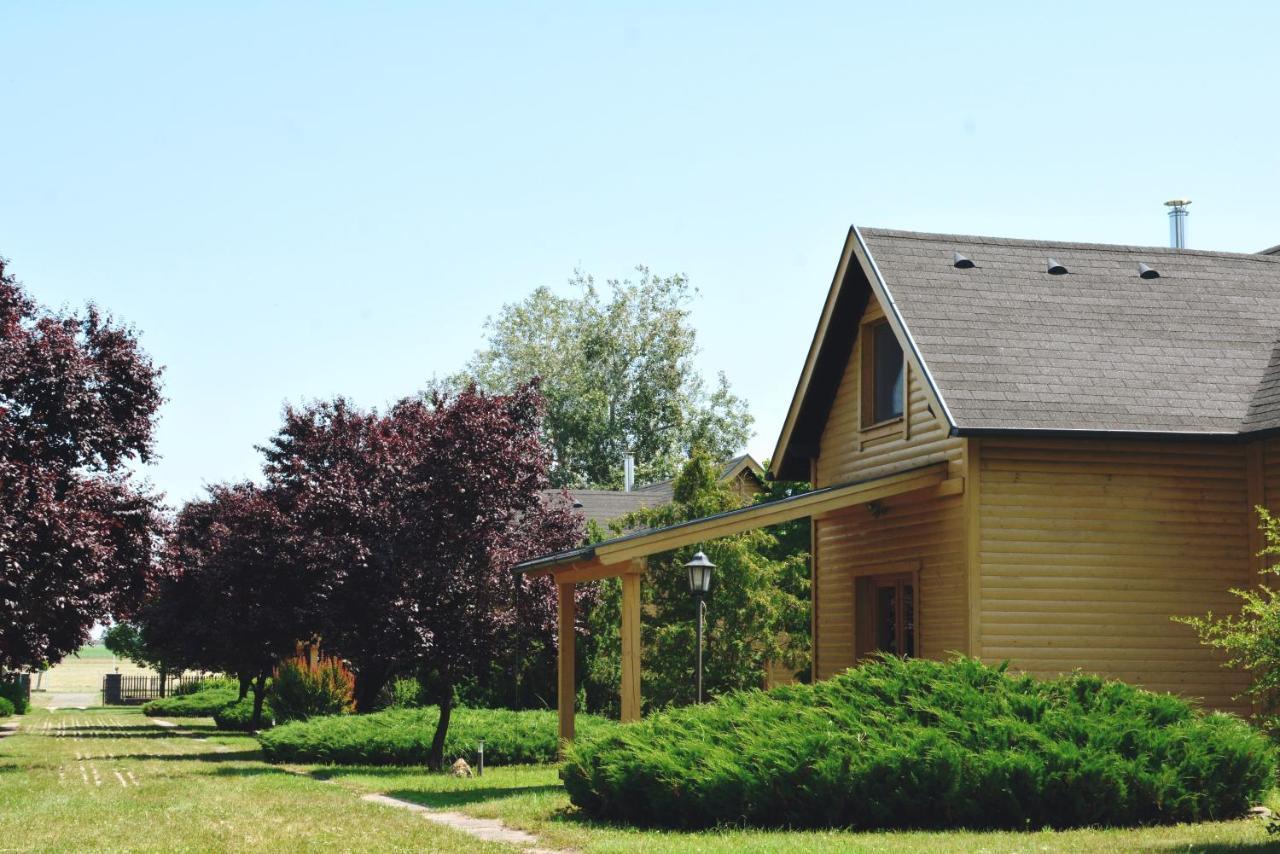 Matko Airport Es Elmenykoezpont Bed & Breakfast Luaran gambar
