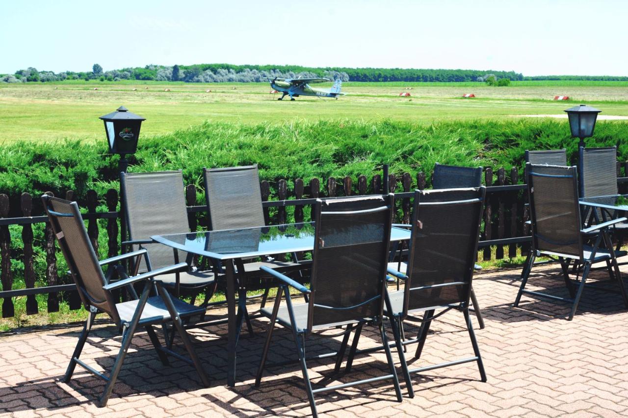 Matko Airport Es Elmenykoezpont Bed & Breakfast Luaran gambar